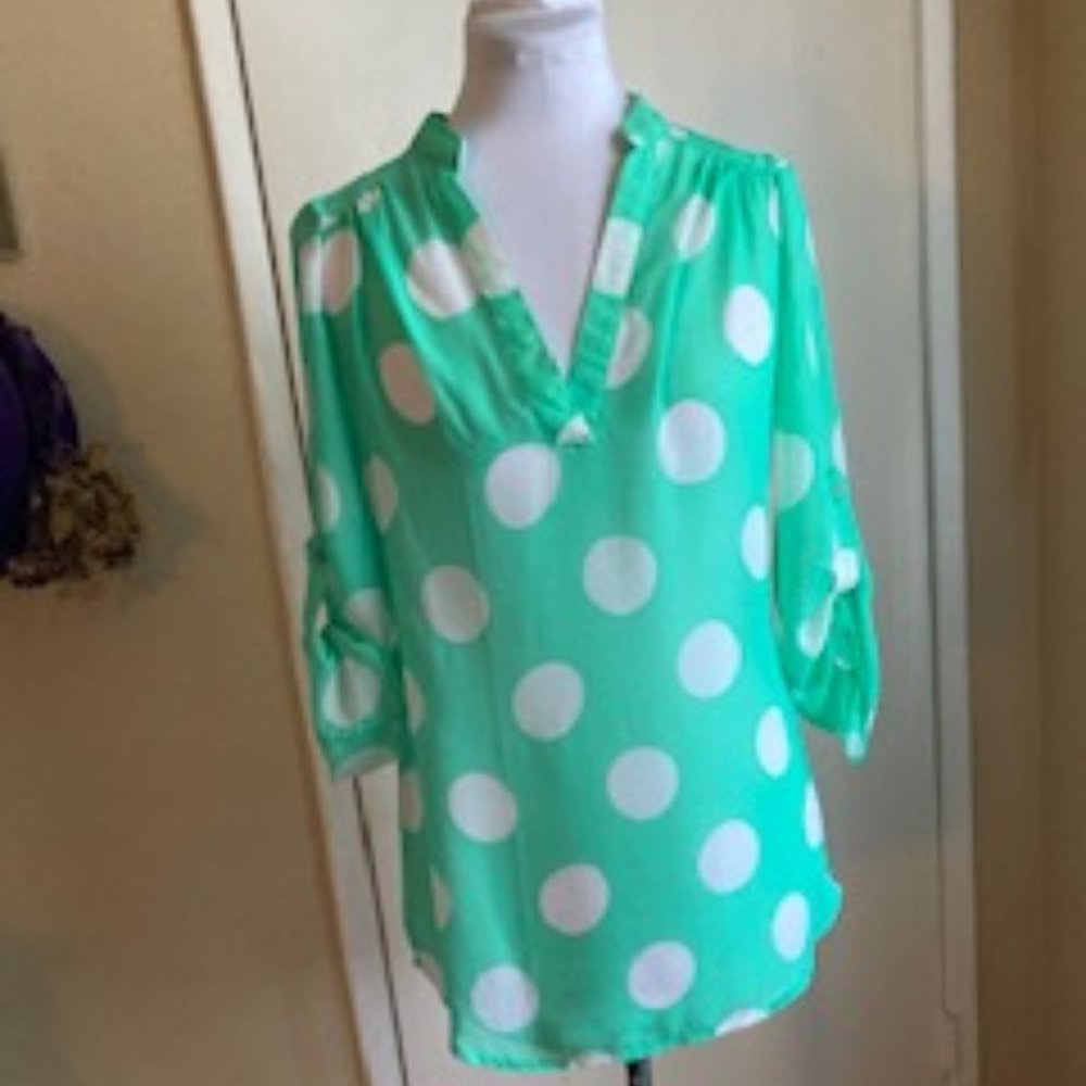 RUE21-SIZE S-SHUBERT GREEN & WHITE POLKA DOT BLOUSE